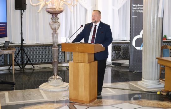 Dyskusja o wdrażaniu innowacji ICT
